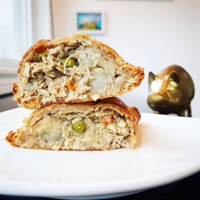 Chicken Pot Pie handpies are filled with shredded Maritime-grown chicken from Eden Valley, @pei_potatoes, cream from @adl_pei, and wrapped up in our all butter pastry featuring organic whole wheat flour from @crystalgreenfarms. 

Supper, solved!